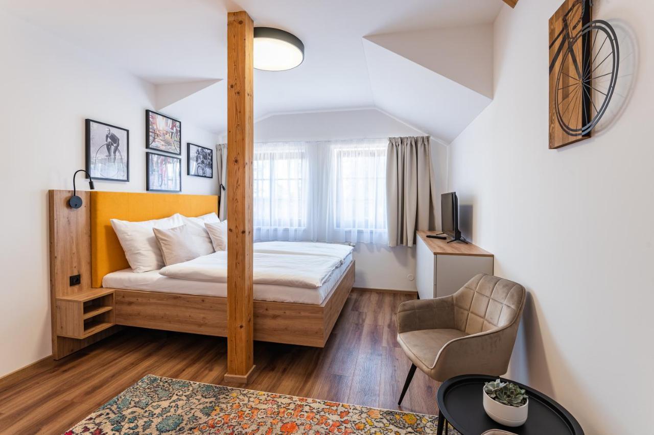 Hotel Restovna Jíloviště Buitenkant foto